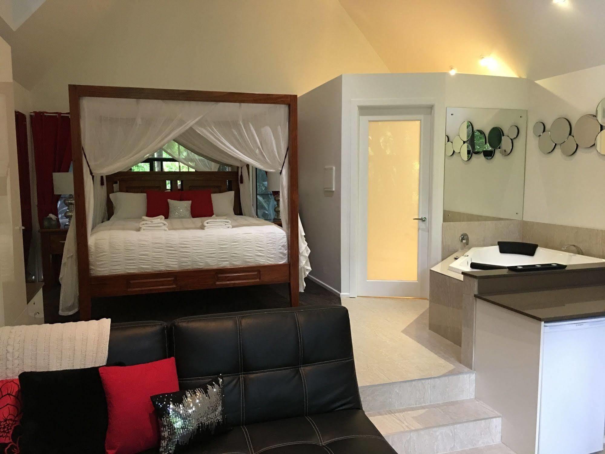 Chalet On Gallery Walk - King Bed, Spa, Fireplace, Wifi & Netflix, Linger A While Mount Tamborine Exterior foto